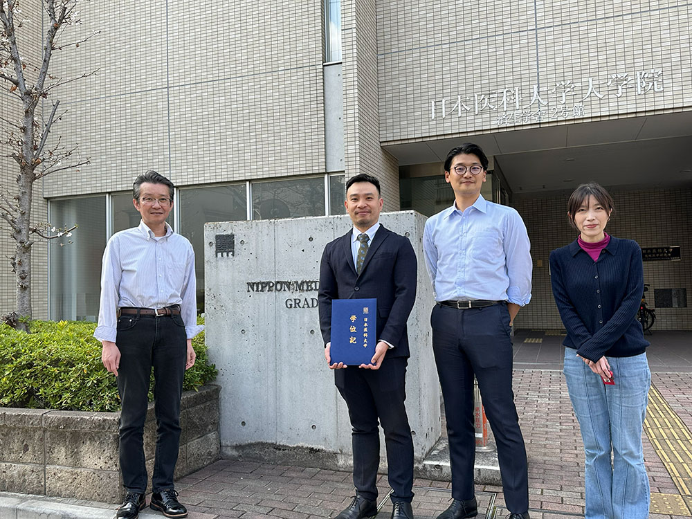 当研究室で研究していた本学形成外科のLongさん、西條さんが学位を取得されました。